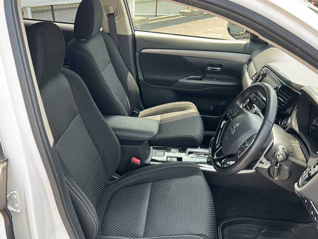 三菱 アウトランダー 24G ナビパッケージ 福島県 2017(平29)年 10.6万km シルキーホワイト ４ＷＤ/純正メモリナビ＆フルセグＴＶ/（ＤＶＤ＆ＢＴ＆ＣＤ＆ＳＤ）/バックカメラ/衝突軽減ブレーキ/レーダークルーズコントロール/レーンキープアシスト/ＥＴＣ/純正１８inアルミホイール/オートライト/ＬＥＤライト/オートハイビーム/フォグランプ/ウィンカーミラー/電動格納ミラー/スマートキー/プッシュスタート/Ｗ＋サイドエアバッグ/横滑り防止装置/ＡＢＳ/ドアバイザー/フロアマット/新車保証書/取扱説明書