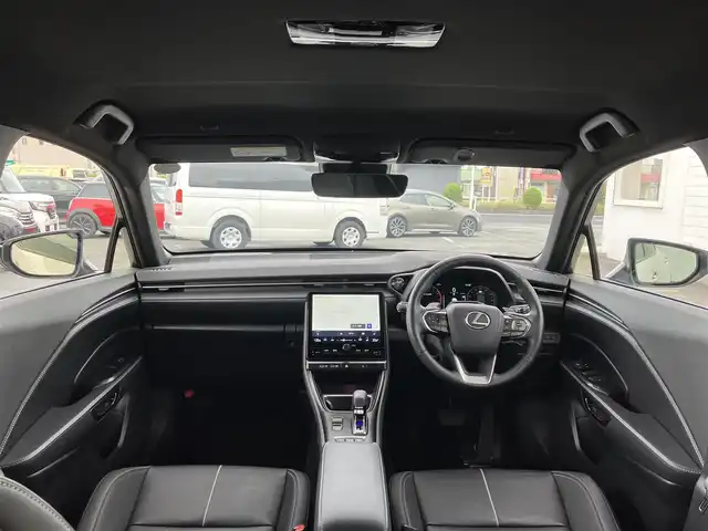 レクサス ＬＢＸ リラックス 三重県 2024(令6)年 1万km ソニッククォーツ 登録時走行距離9664km/Lexus Safety System +/　・プリクラッシュセーフティ(PCS)/　・レーンチェンジアシスト(LTA)/　・レーンディパーチャーアラート(LDA)/　・プロアクディプドライビングアシスト(PDA)/　・フロントクロストラフィックアラート(FCTA)/　・リアクロストラフィックアラート(RCTA)/　・ブラインドスポットモニター(BSM)/　・アドバンストドライブ(渋滞時支援)/　・レーダークルーズコントロール/　・パーキングサポートブレーキ(PKSB)/　・リアカメラディテクション(RCD)/　・クリアランスソナー/純正メーカーナビ/　・フルセグTV・Bluetooth・MiraCast/　・AppleCarPlay・AndroidAuto/パノラミックビューモニター/パワーバックドア/黒レザーシート/ドライブレコーダー前後/スマートキーX２/カードキー/D席パワーシート(メモリ機能付き)/D/N席シートヒーター/パドルシフト/革巻ステアリング/ステアリングヒーター/ステアリングスイッチ/LEDヘッドライト/LEDフォグライト/オートハイビーム/オートライト/ビルトインETC2.0/フロアマット/オートリトラクタブルミラー/オートブレーキホールド/電子パーキングブレーキ