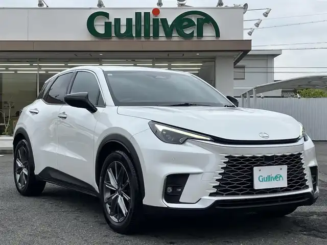 レクサス ＬＢＸ リラックス 三重県 2024(令6)年 1万km ソニッククォーツ 登録時走行距離9664km/Lexus Safety System +/　・プリクラッシュセーフティ(PCS)/　・レーンチェンジアシスト(LTA)/　・レーンディパーチャーアラート(LDA)/　・プロアクディプドライビングアシスト(PDA)/　・フロントクロストラフィックアラート(FCTA)/　・リアクロストラフィックアラート(RCTA)/　・ブラインドスポットモニター(BSM)/　・アドバンストドライブ(渋滞時支援)/　・レーダークルーズコントロール/　・パーキングサポートブレーキ(PKSB)/　・リアカメラディテクション(RCD)/　・クリアランスソナー/純正メーカーナビ/　・フルセグTV・Bluetooth・MiraCast/　・AppleCarPlay・AndroidAuto/パノラミックビューモニター/パワーバックドア/黒レザーシート/ドライブレコーダー前後/スマートキーX２/カードキー/D席パワーシート(メモリ機能付き)/D/N席シートヒーター/パドルシフト/革巻ステアリング/ステアリングヒーター/ステアリングスイッチ/LEDヘッドライト/LEDフォグライト/オートハイビーム/オートライト/ビルトインETC2.0/フロアマット/オートリトラクタブルミラー/オートブレーキホールド/電子パーキングブレーキ