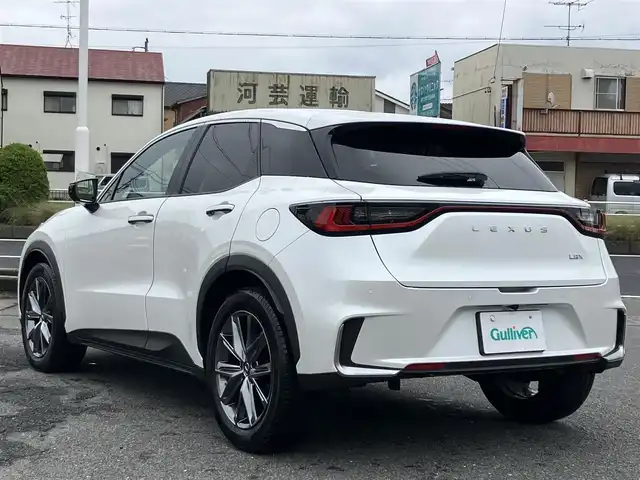 レクサス ＬＢＸ リラックス 三重県 2024(令6)年 1万km ソニッククォーツ 登録時走行距離9664km/Lexus Safety System +/　・プリクラッシュセーフティ(PCS)/　・レーンチェンジアシスト(LTA)/　・レーンディパーチャーアラート(LDA)/　・プロアクディプドライビングアシスト(PDA)/　・フロントクロストラフィックアラート(FCTA)/　・リアクロストラフィックアラート(RCTA)/　・ブラインドスポットモニター(BSM)/　・アドバンストドライブ(渋滞時支援)/　・レーダークルーズコントロール/　・パーキングサポートブレーキ(PKSB)/　・リアカメラディテクション(RCD)/　・クリアランスソナー/純正メーカーナビ/　・フルセグTV・Bluetooth・MiraCast/　・AppleCarPlay・AndroidAuto/パノラミックビューモニター/パワーバックドア/黒レザーシート/ドライブレコーダー前後/スマートキーX２/カードキー/D席パワーシート(メモリ機能付き)/D/N席シートヒーター/パドルシフト/革巻ステアリング/ステアリングヒーター/ステアリングスイッチ/LEDヘッドライト/LEDフォグライト/オートハイビーム/オートライト/ビルトインETC2.0/フロアマット/オートリトラクタブルミラー/オートブレーキホールド/電子パーキングブレーキ