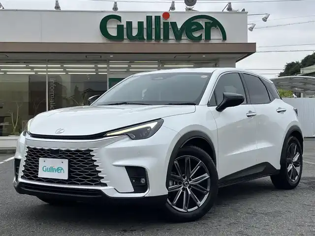 レクサス ＬＢＸ リラックス 三重県 2024(令6)年 1万km ソニッククォーツ 登録時走行距離9664km/Lexus Safety System +/　・プリクラッシュセーフティ(PCS)/　・レーンチェンジアシスト(LTA)/　・レーンディパーチャーアラート(LDA)/　・プロアクディプドライビングアシスト(PDA)/　・フロントクロストラフィックアラート(FCTA)/　・リアクロストラフィックアラート(RCTA)/　・ブラインドスポットモニター(BSM)/　・アドバンストドライブ(渋滞時支援)/　・レーダークルーズコントロール/　・パーキングサポートブレーキ(PKSB)/　・リアカメラディテクション(RCD)/　・クリアランスソナー/純正メーカーナビ/　・フルセグTV・Bluetooth・MiraCast/　・AppleCarPlay・AndroidAuto/パノラミックビューモニター/パワーバックドア/黒レザーシート/ドライブレコーダー前後/スマートキーX２/カードキー/D席パワーシート(メモリ機能付き)/D/N席シートヒーター/パドルシフト/革巻ステアリング/ステアリングヒーター/ステアリングスイッチ/LEDヘッドライト/LEDフォグライト/オートハイビーム/オートライト/ビルトインETC2.0/フロアマット/オートリトラクタブルミラー/オートブレーキホールド/電子パーキングブレーキ