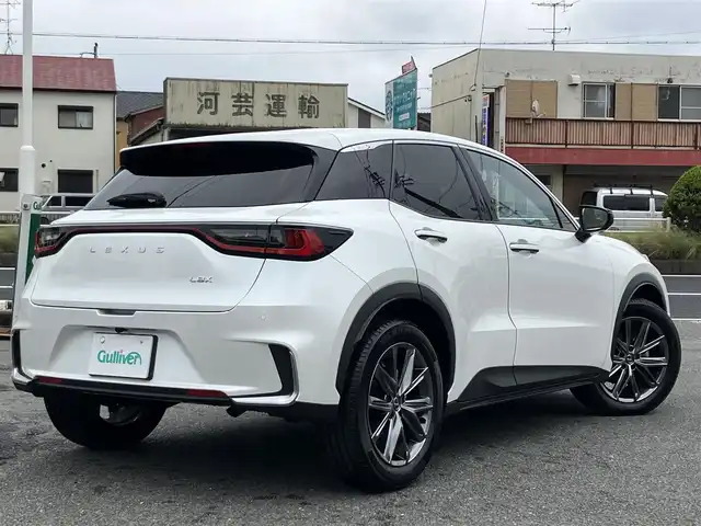 レクサス ＬＢＸ リラックス 三重県 2024(令6)年 1万km ソニッククォーツ 登録時走行距離9664km/Lexus Safety System +/　・プリクラッシュセーフティ(PCS)/　・レーンチェンジアシスト(LTA)/　・レーンディパーチャーアラート(LDA)/　・プロアクディプドライビングアシスト(PDA)/　・フロントクロストラフィックアラート(FCTA)/　・リアクロストラフィックアラート(RCTA)/　・ブラインドスポットモニター(BSM)/　・アドバンストドライブ(渋滞時支援)/　・レーダークルーズコントロール/　・パーキングサポートブレーキ(PKSB)/　・リアカメラディテクション(RCD)/　・クリアランスソナー/純正メーカーナビ/　・フルセグTV・Bluetooth・MiraCast/　・AppleCarPlay・AndroidAuto/パノラミックビューモニター/パワーバックドア/黒レザーシート/ドライブレコーダー前後/スマートキーX２/カードキー/D席パワーシート(メモリ機能付き)/D/N席シートヒーター/パドルシフト/革巻ステアリング/ステアリングヒーター/ステアリングスイッチ/LEDヘッドライト/LEDフォグライト/オートハイビーム/オートライト/ビルトインETC2.0/フロアマット/オートリトラクタブルミラー/オートブレーキホールド/電子パーキングブレーキ