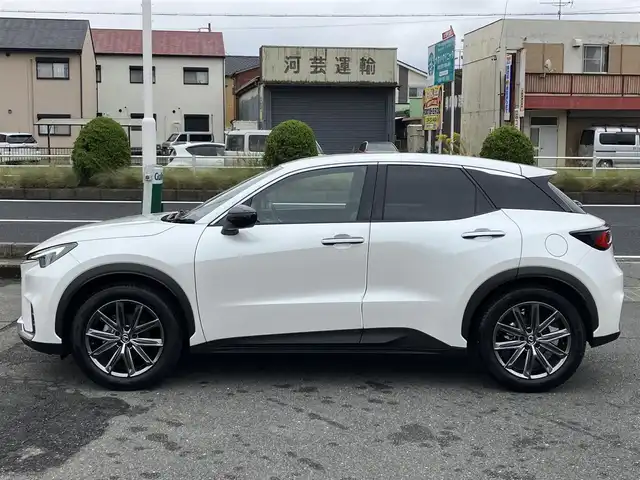 レクサス ＬＢＸ リラックス 三重県 2024(令6)年 1万km ソニッククォーツ 登録時走行距離9664km/Lexus Safety System +/　・プリクラッシュセーフティ(PCS)/　・レーンチェンジアシスト(LTA)/　・レーンディパーチャーアラート(LDA)/　・プロアクディプドライビングアシスト(PDA)/　・フロントクロストラフィックアラート(FCTA)/　・リアクロストラフィックアラート(RCTA)/　・ブラインドスポットモニター(BSM)/　・アドバンストドライブ(渋滞時支援)/　・レーダークルーズコントロール/　・パーキングサポートブレーキ(PKSB)/　・リアカメラディテクション(RCD)/　・クリアランスソナー/純正メーカーナビ/　・フルセグTV・Bluetooth・MiraCast/　・AppleCarPlay・AndroidAuto/パノラミックビューモニター/パワーバックドア/黒レザーシート/ドライブレコーダー前後/スマートキーX２/カードキー/D席パワーシート(メモリ機能付き)/D/N席シートヒーター/パドルシフト/革巻ステアリング/ステアリングヒーター/ステアリングスイッチ/LEDヘッドライト/LEDフォグライト/オートハイビーム/オートライト/ビルトインETC2.0/フロアマット/オートリトラクタブルミラー/オートブレーキホールド/電子パーキングブレーキ