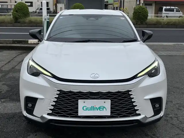 レクサス ＬＢＸ リラックス 三重県 2024(令6)年 1万km ソニッククォーツ 登録時走行距離9664km/Lexus Safety System +/　・プリクラッシュセーフティ(PCS)/　・レーンチェンジアシスト(LTA)/　・レーンディパーチャーアラート(LDA)/　・プロアクディプドライビングアシスト(PDA)/　・フロントクロストラフィックアラート(FCTA)/　・リアクロストラフィックアラート(RCTA)/　・ブラインドスポットモニター(BSM)/　・アドバンストドライブ(渋滞時支援)/　・レーダークルーズコントロール/　・パーキングサポートブレーキ(PKSB)/　・リアカメラディテクション(RCD)/　・クリアランスソナー/純正メーカーナビ/　・フルセグTV・Bluetooth・MiraCast/　・AppleCarPlay・AndroidAuto/パノラミックビューモニター/パワーバックドア/黒レザーシート/ドライブレコーダー前後/スマートキーX２/カードキー/D席パワーシート(メモリ機能付き)/D/N席シートヒーター/パドルシフト/革巻ステアリング/ステアリングヒーター/ステアリングスイッチ/LEDヘッドライト/LEDフォグライト/オートハイビーム/オートライト/ビルトインETC2.0/フロアマット/オートリトラクタブルミラー/オートブレーキホールド/電子パーキングブレーキ
