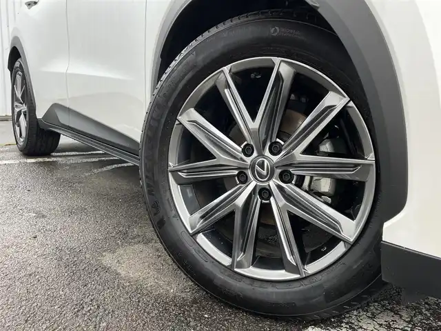 レクサス ＬＢＸ リラックス 三重県 2024(令6)年 1万km ソニッククォーツ 登録時走行距離9664km/Lexus Safety System +/　・プリクラッシュセーフティ(PCS)/　・レーンチェンジアシスト(LTA)/　・レーンディパーチャーアラート(LDA)/　・プロアクディプドライビングアシスト(PDA)/　・フロントクロストラフィックアラート(FCTA)/　・リアクロストラフィックアラート(RCTA)/　・ブラインドスポットモニター(BSM)/　・アドバンストドライブ(渋滞時支援)/　・レーダークルーズコントロール/　・パーキングサポートブレーキ(PKSB)/　・リアカメラディテクション(RCD)/　・クリアランスソナー/純正メーカーナビ/　・フルセグTV・Bluetooth・MiraCast/　・AppleCarPlay・AndroidAuto/パノラミックビューモニター/パワーバックドア/黒レザーシート/ドライブレコーダー前後/スマートキーX２/カードキー/D席パワーシート(メモリ機能付き)/D/N席シートヒーター/パドルシフト/革巻ステアリング/ステアリングヒーター/ステアリングスイッチ/LEDヘッドライト/LEDフォグライト/オートハイビーム/オートライト/ビルトインETC2.0/フロアマット/オートリトラクタブルミラー/オートブレーキホールド/電子パーキングブレーキ