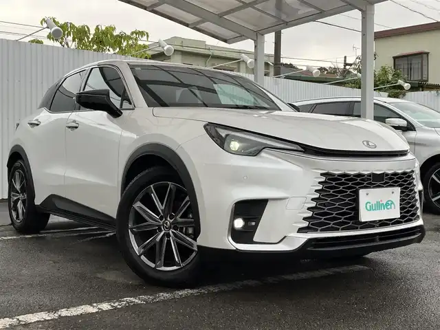 レクサス ＬＢＸ リラックス 三重県 2024(令6)年 1万km ソニッククォーツ 登録時走行距離9664km/Lexus Safety System +/　・プリクラッシュセーフティ(PCS)/　・レーンチェンジアシスト(LTA)/　・レーンディパーチャーアラート(LDA)/　・プロアクディプドライビングアシスト(PDA)/　・フロントクロストラフィックアラート(FCTA)/　・リアクロストラフィックアラート(RCTA)/　・ブラインドスポットモニター(BSM)/　・アドバンストドライブ(渋滞時支援)/　・レーダークルーズコントロール/　・パーキングサポートブレーキ(PKSB)/　・リアカメラディテクション(RCD)/　・クリアランスソナー/純正メーカーナビ/　・フルセグTV・Bluetooth・MiraCast/　・AppleCarPlay・AndroidAuto/パノラミックビューモニター/パワーバックドア/黒レザーシート/ドライブレコーダー前後/スマートキーX２/カードキー/D席パワーシート(メモリ機能付き)/D/N席シートヒーター/パドルシフト/革巻ステアリング/ステアリングヒーター/ステアリングスイッチ/LEDヘッドライト/LEDフォグライト/オートハイビーム/オートライト/ビルトインETC2.0/フロアマット/オートリトラクタブルミラー/オートブレーキホールド/電子パーキングブレーキ