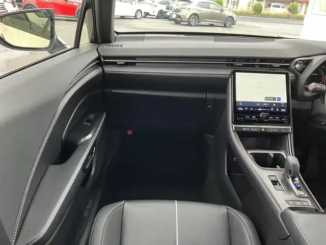 レクサス ＬＢＸ リラックス 三重県 2024(令6)年 1万km ソニッククォーツ 登録時走行距離9664km/Lexus Safety System +/　・プリクラッシュセーフティ(PCS)/　・レーンチェンジアシスト(LTA)/　・レーンディパーチャーアラート(LDA)/　・プロアクディプドライビングアシスト(PDA)/　・フロントクロストラフィックアラート(FCTA)/　・リアクロストラフィックアラート(RCTA)/　・ブラインドスポットモニター(BSM)/　・アドバンストドライブ(渋滞時支援)/　・レーダークルーズコントロール/　・パーキングサポートブレーキ(PKSB)/　・リアカメラディテクション(RCD)/　・クリアランスソナー/純正メーカーナビ/　・フルセグTV・Bluetooth・MiraCast/　・AppleCarPlay・AndroidAuto/パノラミックビューモニター/パワーバックドア/黒レザーシート/ドライブレコーダー前後/スマートキーX２/カードキー/D席パワーシート(メモリ機能付き)/D/N席シートヒーター/パドルシフト/革巻ステアリング/ステアリングヒーター/ステアリングスイッチ/LEDヘッドライト/LEDフォグライト/オートハイビーム/オートライト/ビルトインETC2.0/フロアマット/オートリトラクタブルミラー/オートブレーキホールド/電子パーキングブレーキ