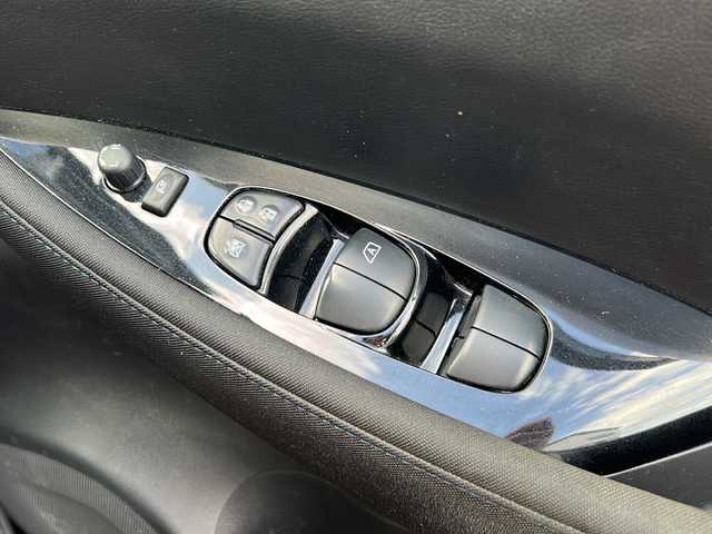 日産 リーフ G 岐阜県 2019(令1)年 9.7万km スーパーブラック 登録時走行距離96318km/純正ナビ/全方位モニター/ワンセグテレビ/デジタルインナーミラー/ハンドルヒーター/ブラインドスポットモニター/シートヒーター/ドライブレコーダー/純正アルミホイール/純正フロアマット/ビルトインＥＴＣ/LEDヘッドライト/スマートキー/プッシュスタート/スペアキー/ドアバイザー