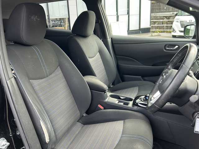 日産 リーフ G 岐阜県 2019(令1)年 9.7万km スーパーブラック 登録時走行距離96318km/純正ナビ/全方位モニター/ワンセグテレビ/デジタルインナーミラー/ハンドルヒーター/ブラインドスポットモニター/シートヒーター/ドライブレコーダー/純正アルミホイール/純正フロアマット/ビルトインＥＴＣ/LEDヘッドライト/スマートキー/プッシュスタート/スペアキー/ドアバイザー