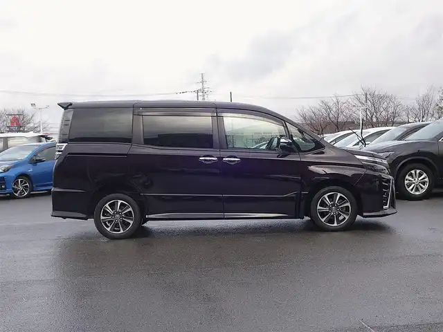 トヨタ ヴォクシー ZS 煌 山形県 2018(平30)年 3.7万km ボルドーマイカメタリック 4WD/衝突被害軽減システム/純正SDナビ/　　【CD BT ワンセグ AUX】/バックカメラ/両側パワースライドドア/クルーズコントロール/LEDオートライト/純正16インチアルミホイールアルミ/アイドリングストップ/ステアリングスイッチ/MTモード付AT/電動格納ウィンカーミラー/フォグランプ/スマートキー/ETC