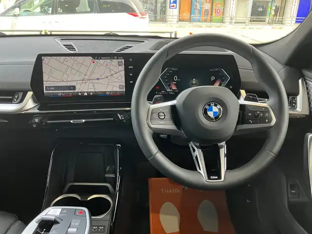 ＢＭＷ ＢＭＷ Ｘ２ xDrive 20i Mスポーツ 神奈川県 2024(令6)年 0.2万km アルピンホワイトⅢ ワンオーナー/新車保証書/取扱説明書/10.7インチHDDナビゲーション/10.25インチマルチディスプレイメーター/　（カープドディスプレイ）/全周囲カメラ/パノラマガラスサンルーフ/ブラックヴェガンザ/アルカンターラコンビシート/パワーシート/ミラー一体型ETC2.0/ハイラインパッケージ/・harman kardon HiFiスピーカーシステム/　（12スピーカー）/ドライビングアシストプロフェッショナル/・高速道路渋滞時ハンズオフアシスト/・アクティブクルーズコントロール/・レーンディパーチャーウォーニング/・レーンチェンジウォーニング/・衝突回避被害軽減ブレーキ/・前車接近警告機能/・クロストラフィックウォーニング/・スピードリミットインフォ/・エマージェンシーストップアシスト/・ステアリング/レーンコントロールアシスト/・レーンキーピングアシスト/・レーンチェンジアシスト/パーキングアシストプラス/・パーキングアシスト/・アクティブパークディスタンスコントロール/・サラウンドビューシステム/・リモート3Dビュー/・リバースアシスト/ストレージパッケージ/パワーバックドア
