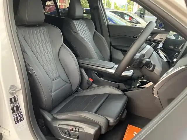 ＢＭＷ ＢＭＷ Ｘ２ xDrive 20i Mスポーツ 神奈川県 2024(令6)年 0.2万km アルピンホワイトⅢ ワンオーナー/新車保証書/取扱説明書/10.7インチHDDナビゲーション/10.25インチマルチディスプレイメーター/　（カープドディスプレイ）/全周囲カメラ/パノラマガラスサンルーフ/ブラックヴェガンザ/アルカンターラコンビシート/パワーシート/ミラー一体型ETC2.0/ハイラインパッケージ/・harman kardon HiFiスピーカーシステム/　（12スピーカー）/ドライビングアシストプロフェッショナル/・高速道路渋滞時ハンズオフアシスト/・アクティブクルーズコントロール/・レーンディパーチャーウォーニング/・レーンチェンジウォーニング/・衝突回避被害軽減ブレーキ/・前車接近警告機能/・クロストラフィックウォーニング/・スピードリミットインフォ/・エマージェンシーストップアシスト/・ステアリング/レーンコントロールアシスト/・レーンキーピングアシスト/・レーンチェンジアシスト/パーキングアシストプラス/・パーキングアシスト/・アクティブパークディスタンスコントロール/・サラウンドビューシステム/・リモート3Dビュー/・リバースアシスト/ストレージパッケージ/パワーバックドア