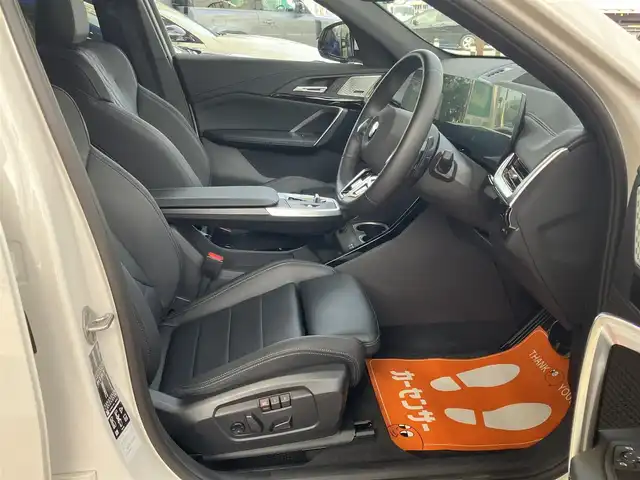 ＢＭＷ ＢＭＷ Ｘ２ xDrive 20i Mスポーツ 神奈川県 2024(令6)年 0.2万km アルピンホワイトⅢ ワンオーナー/新車保証書/取扱説明書/10.7インチHDDナビゲーション/10.25インチマルチディスプレイメーター/　（カープドディスプレイ）/全周囲カメラ/パノラマガラスサンルーフ/ブラックヴェガンザ/アルカンターラコンビシート/パワーシート/ミラー一体型ETC2.0/ハイラインパッケージ/・harman kardon HiFiスピーカーシステム/　（12スピーカー）/ドライビングアシストプロフェッショナル/・高速道路渋滞時ハンズオフアシスト/・アクティブクルーズコントロール/・レーンディパーチャーウォーニング/・レーンチェンジウォーニング/・衝突回避被害軽減ブレーキ/・前車接近警告機能/・クロストラフィックウォーニング/・スピードリミットインフォ/・エマージェンシーストップアシスト/・ステアリング/レーンコントロールアシスト/・レーンキーピングアシスト/・レーンチェンジアシスト/パーキングアシストプラス/・パーキングアシスト/・アクティブパークディスタンスコントロール/・サラウンドビューシステム/・リモート3Dビュー/・リバースアシスト/ストレージパッケージ/パワーバックドア