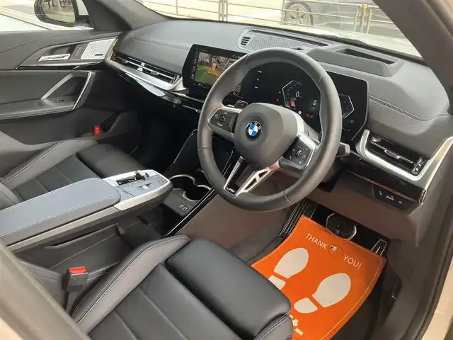 ＢＭＷ ＢＭＷ Ｘ２ xDrive 20i Mスポーツ 神奈川県 2024(令6)年 0.2万km アルピンホワイトⅢ ワンオーナー/新車保証書/取扱説明書/10.7インチHDDナビゲーション/10.25インチマルチディスプレイメーター/　（カープドディスプレイ）/全周囲カメラ/パノラマガラスサンルーフ/ブラックヴェガンザ/アルカンターラコンビシート/パワーシート/ミラー一体型ETC2.0/ハイラインパッケージ/・harman kardon HiFiスピーカーシステム/　（12スピーカー）/ドライビングアシストプロフェッショナル/・高速道路渋滞時ハンズオフアシスト/・アクティブクルーズコントロール/・レーンディパーチャーウォーニング/・レーンチェンジウォーニング/・衝突回避被害軽減ブレーキ/・前車接近警告機能/・クロストラフィックウォーニング/・スピードリミットインフォ/・エマージェンシーストップアシスト/・ステアリング/レーンコントロールアシスト/・レーンキーピングアシスト/・レーンチェンジアシスト/パーキングアシストプラス/・パーキングアシスト/・アクティブパークディスタンスコントロール/・サラウンドビューシステム/・リモート3Dビュー/・リバースアシスト/ストレージパッケージ/パワーバックドア