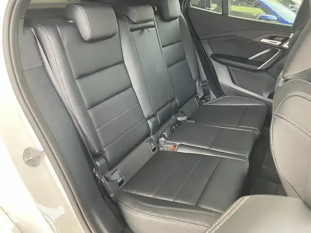 ＢＭＷ ＢＭＷ Ｘ２ xDrive 20i Mスポーツ 神奈川県 2024(令6)年 0.2万km アルピンホワイトⅢ ワンオーナー/新車保証書/取扱説明書/10.7インチHDDナビゲーション/10.25インチマルチディスプレイメーター/　（カープドディスプレイ）/全周囲カメラ/パノラマガラスサンルーフ/ブラックヴェガンザ/アルカンターラコンビシート/パワーシート/ミラー一体型ETC2.0/ハイラインパッケージ/・harman kardon HiFiスピーカーシステム/　（12スピーカー）/ドライビングアシストプロフェッショナル/・高速道路渋滞時ハンズオフアシスト/・アクティブクルーズコントロール/・レーンディパーチャーウォーニング/・レーンチェンジウォーニング/・衝突回避被害軽減ブレーキ/・前車接近警告機能/・クロストラフィックウォーニング/・スピードリミットインフォ/・エマージェンシーストップアシスト/・ステアリング/レーンコントロールアシスト/・レーンキーピングアシスト/・レーンチェンジアシスト/パーキングアシストプラス/・パーキングアシスト/・アクティブパークディスタンスコントロール/・サラウンドビューシステム/・リモート3Dビュー/・リバースアシスト/ストレージパッケージ/パワーバックドア