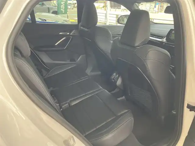 ＢＭＷ ＢＭＷ Ｘ２ xDrive 20i Mスポーツ 神奈川県 2024(令6)年 0.2万km アルピンホワイトⅢ ワンオーナー/新車保証書/取扱説明書/10.7インチHDDナビゲーション/10.25インチマルチディスプレイメーター/　（カープドディスプレイ）/全周囲カメラ/パノラマガラスサンルーフ/ブラックヴェガンザ/アルカンターラコンビシート/パワーシート/ミラー一体型ETC2.0/ハイラインパッケージ/・harman kardon HiFiスピーカーシステム/　（12スピーカー）/ドライビングアシストプロフェッショナル/・高速道路渋滞時ハンズオフアシスト/・アクティブクルーズコントロール/・レーンディパーチャーウォーニング/・レーンチェンジウォーニング/・衝突回避被害軽減ブレーキ/・前車接近警告機能/・クロストラフィックウォーニング/・スピードリミットインフォ/・エマージェンシーストップアシスト/・ステアリング/レーンコントロールアシスト/・レーンキーピングアシスト/・レーンチェンジアシスト/パーキングアシストプラス/・パーキングアシスト/・アクティブパークディスタンスコントロール/・サラウンドビューシステム/・リモート3Dビュー/・リバースアシスト/ストレージパッケージ/パワーバックドア