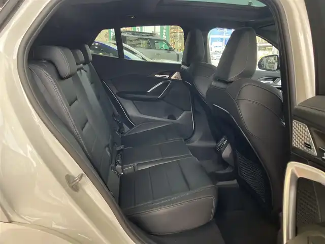 ＢＭＷ ＢＭＷ Ｘ２ xDrive 20i Mスポーツ 神奈川県 2024(令6)年 0.2万km アルピンホワイトⅢ ワンオーナー/新車保証書/取扱説明書/10.7インチHDDナビゲーション/10.25インチマルチディスプレイメーター/　（カープドディスプレイ）/全周囲カメラ/パノラマガラスサンルーフ/ブラックヴェガンザ/アルカンターラコンビシート/パワーシート/ミラー一体型ETC2.0/ハイラインパッケージ/・harman kardon HiFiスピーカーシステム/　（12スピーカー）/ドライビングアシストプロフェッショナル/・高速道路渋滞時ハンズオフアシスト/・アクティブクルーズコントロール/・レーンディパーチャーウォーニング/・レーンチェンジウォーニング/・衝突回避被害軽減ブレーキ/・前車接近警告機能/・クロストラフィックウォーニング/・スピードリミットインフォ/・エマージェンシーストップアシスト/・ステアリング/レーンコントロールアシスト/・レーンキーピングアシスト/・レーンチェンジアシスト/パーキングアシストプラス/・パーキングアシスト/・アクティブパークディスタンスコントロール/・サラウンドビューシステム/・リモート3Dビュー/・リバースアシスト/ストレージパッケージ/パワーバックドア