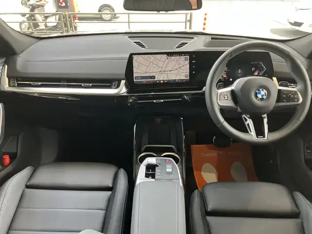 ＢＭＷ ＢＭＷ Ｘ２ xDrive 20i Mスポーツ 神奈川県 2024(令6)年 0.2万km アルピンホワイトⅢ ワンオーナー/新車保証書/取扱説明書/10.7インチHDDナビゲーション/10.25インチマルチディスプレイメーター/　（カープドディスプレイ）/全周囲カメラ/パノラマガラスサンルーフ/ブラックヴェガンザ/アルカンターラコンビシート/パワーシート/ミラー一体型ETC2.0/ハイラインパッケージ/・harman kardon HiFiスピーカーシステム/　（12スピーカー）/ドライビングアシストプロフェッショナル/・高速道路渋滞時ハンズオフアシスト/・アクティブクルーズコントロール/・レーンディパーチャーウォーニング/・レーンチェンジウォーニング/・衝突回避被害軽減ブレーキ/・前車接近警告機能/・クロストラフィックウォーニング/・スピードリミットインフォ/・エマージェンシーストップアシスト/・ステアリング/レーンコントロールアシスト/・レーンキーピングアシスト/・レーンチェンジアシスト/パーキングアシストプラス/・パーキングアシスト/・アクティブパークディスタンスコントロール/・サラウンドビューシステム/・リモート3Dビュー/・リバースアシスト/ストレージパッケージ/パワーバックドア
