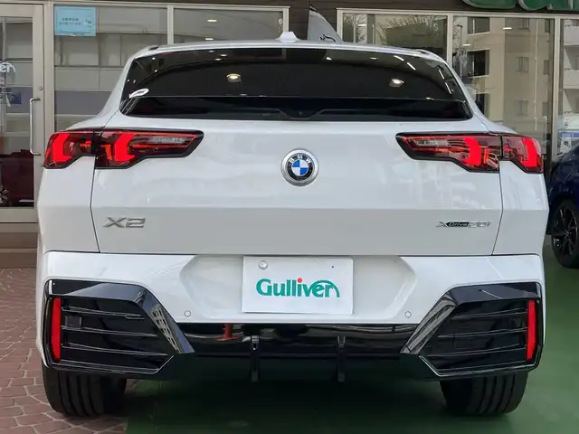 ＢＭＷ ＢＭＷ Ｘ２ xDrive 20i Mスポーツ 神奈川県 2024(令6)年 0.2万km アルピンホワイトⅢ ワンオーナー/新車保証書/取扱説明書/10.7インチHDDナビゲーション/10.25インチマルチディスプレイメーター/　（カープドディスプレイ）/全周囲カメラ/パノラマガラスサンルーフ/ブラックヴェガンザ/アルカンターラコンビシート/パワーシート/ミラー一体型ETC2.0/ハイラインパッケージ/・harman kardon HiFiスピーカーシステム/　（12スピーカー）/ドライビングアシストプロフェッショナル/・高速道路渋滞時ハンズオフアシスト/・アクティブクルーズコントロール/・レーンディパーチャーウォーニング/・レーンチェンジウォーニング/・衝突回避被害軽減ブレーキ/・前車接近警告機能/・クロストラフィックウォーニング/・スピードリミットインフォ/・エマージェンシーストップアシスト/・ステアリング/レーンコントロールアシスト/・レーンキーピングアシスト/・レーンチェンジアシスト/パーキングアシストプラス/・パーキングアシスト/・アクティブパークディスタンスコントロール/・サラウンドビューシステム/・リモート3Dビュー/・リバースアシスト/ストレージパッケージ/パワーバックドア