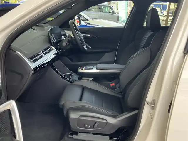 ＢＭＷ ＢＭＷ Ｘ２ xDrive 20i Mスポーツ 神奈川県 2024(令6)年 0.2万km アルピンホワイトⅢ ワンオーナー/新車保証書/取扱説明書/10.7インチHDDナビゲーション/10.25インチマルチディスプレイメーター/　（カープドディスプレイ）/全周囲カメラ/パノラマガラスサンルーフ/ブラックヴェガンザ/アルカンターラコンビシート/パワーシート/ミラー一体型ETC2.0/ハイラインパッケージ/・harman kardon HiFiスピーカーシステム/　（12スピーカー）/ドライビングアシストプロフェッショナル/・高速道路渋滞時ハンズオフアシスト/・アクティブクルーズコントロール/・レーンディパーチャーウォーニング/・レーンチェンジウォーニング/・衝突回避被害軽減ブレーキ/・前車接近警告機能/・クロストラフィックウォーニング/・スピードリミットインフォ/・エマージェンシーストップアシスト/・ステアリング/レーンコントロールアシスト/・レーンキーピングアシスト/・レーンチェンジアシスト/パーキングアシストプラス/・パーキングアシスト/・アクティブパークディスタンスコントロール/・サラウンドビューシステム/・リモート3Dビュー/・リバースアシスト/ストレージパッケージ/パワーバックドア