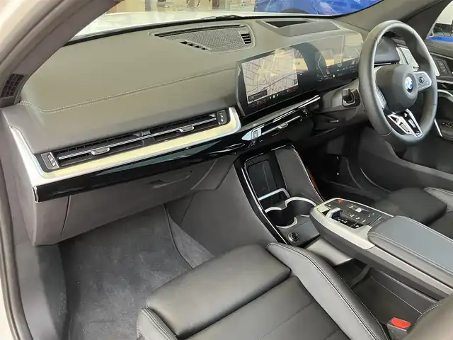 ＢＭＷ ＢＭＷ Ｘ２ xDrive 20i Mスポーツ 神奈川県 2024(令6)年 0.2万km アルピンホワイトⅢ ワンオーナー/新車保証書/取扱説明書/10.7インチHDDナビゲーション/10.25インチマルチディスプレイメーター/　（カープドディスプレイ）/全周囲カメラ/パノラマガラスサンルーフ/ブラックヴェガンザ/アルカンターラコンビシート/パワーシート/ミラー一体型ETC2.0/ハイラインパッケージ/・harman kardon HiFiスピーカーシステム/　（12スピーカー）/ドライビングアシストプロフェッショナル/・高速道路渋滞時ハンズオフアシスト/・アクティブクルーズコントロール/・レーンディパーチャーウォーニング/・レーンチェンジウォーニング/・衝突回避被害軽減ブレーキ/・前車接近警告機能/・クロストラフィックウォーニング/・スピードリミットインフォ/・エマージェンシーストップアシスト/・ステアリング/レーンコントロールアシスト/・レーンキーピングアシスト/・レーンチェンジアシスト/パーキングアシストプラス/・パーキングアシスト/・アクティブパークディスタンスコントロール/・サラウンドビューシステム/・リモート3Dビュー/・リバースアシスト/ストレージパッケージ/パワーバックドア
