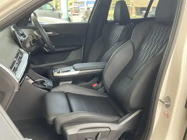 ＢＭＷ ＢＭＷ Ｘ２ xDrive 20i Mスポーツ 神奈川県 2024(令6)年 0.2万km アルピンホワイトⅢ ワンオーナー/新車保証書/取扱説明書/10.7インチHDDナビゲーション/10.25インチマルチディスプレイメーター/　（カープドディスプレイ）/全周囲カメラ/パノラマガラスサンルーフ/ブラックヴェガンザ/アルカンターラコンビシート/パワーシート/ミラー一体型ETC2.0/ハイラインパッケージ/・harman kardon HiFiスピーカーシステム/　（12スピーカー）/ドライビングアシストプロフェッショナル/・高速道路渋滞時ハンズオフアシスト/・アクティブクルーズコントロール/・レーンディパーチャーウォーニング/・レーンチェンジウォーニング/・衝突回避被害軽減ブレーキ/・前車接近警告機能/・クロストラフィックウォーニング/・スピードリミットインフォ/・エマージェンシーストップアシスト/・ステアリング/レーンコントロールアシスト/・レーンキーピングアシスト/・レーンチェンジアシスト/パーキングアシストプラス/・パーキングアシスト/・アクティブパークディスタンスコントロール/・サラウンドビューシステム/・リモート3Dビュー/・リバースアシスト/ストレージパッケージ/パワーバックドア