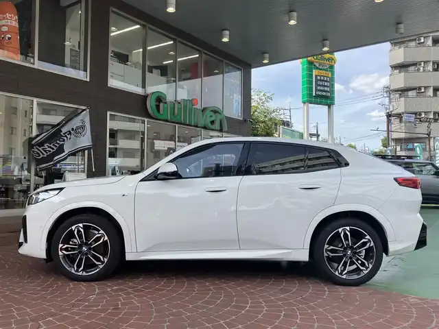 ＢＭＷ ＢＭＷ Ｘ２ xDrive 20i Mスポーツ 神奈川県 2024(令6)年 0.2万km アルピンホワイトⅢ ワンオーナー/新車保証書/取扱説明書/10.7インチHDDナビゲーション/10.25インチマルチディスプレイメーター/　（カープドディスプレイ）/全周囲カメラ/パノラマガラスサンルーフ/ブラックヴェガンザ/アルカンターラコンビシート/パワーシート/ミラー一体型ETC2.0/ハイラインパッケージ/・harman kardon HiFiスピーカーシステム/　（12スピーカー）/ドライビングアシストプロフェッショナル/・高速道路渋滞時ハンズオフアシスト/・アクティブクルーズコントロール/・レーンディパーチャーウォーニング/・レーンチェンジウォーニング/・衝突回避被害軽減ブレーキ/・前車接近警告機能/・クロストラフィックウォーニング/・スピードリミットインフォ/・エマージェンシーストップアシスト/・ステアリング/レーンコントロールアシスト/・レーンキーピングアシスト/・レーンチェンジアシスト/パーキングアシストプラス/・パーキングアシスト/・アクティブパークディスタンスコントロール/・サラウンドビューシステム/・リモート3Dビュー/・リバースアシスト/ストレージパッケージ/パワーバックドア