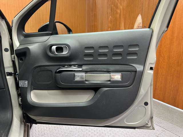 シトロエン Ｃ３ シャイン 千葉県 2017(平29)年 9.7万km サーブル クルーズコントロール　/ナビ　/ＴＶ　/Ｂカメラ　/Ｂｌｕｅｔｏｏｔｈ接続　/障害物センサー　/衝突軽減ブレーキ　/レーンキープ　/ブラインドスポット　　/ＥＴＣ　/ツートンルーフ　/スマートキー　/ドラレコ
