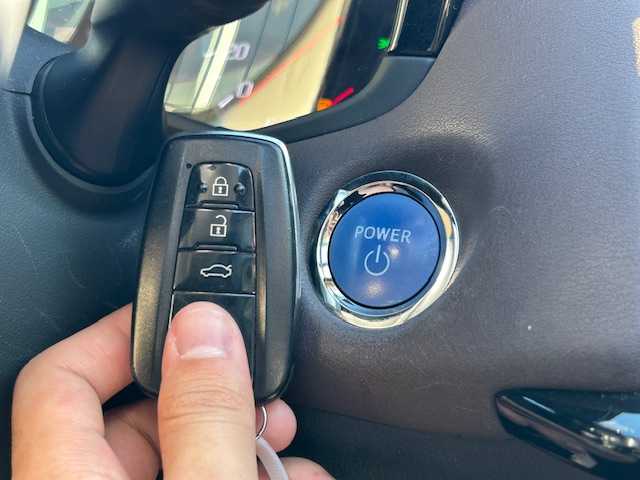 トヨタ クラウン ハイブリッド G 宮城県 2019(令1)年 5.6万km プレシャスガレナ 登録時走行距離55891km/純正8インチナビ/AM/FM/CD/DVD/Bluetooth/USB/フルセグTV/トヨタセーフティセンス/レーダークルーズコントロール/前後コーナーセンサー/アラウンドビューモニター/ビルトインETC/シートヒーター/ハンドルヒーター/電動リアシェード/前方ドライブレコーダー/純正フロアマット/全席パワーシート/LEDヘッドライト/フォグランプ/純正17インチアルミホイール/スマートキー/スペアキー