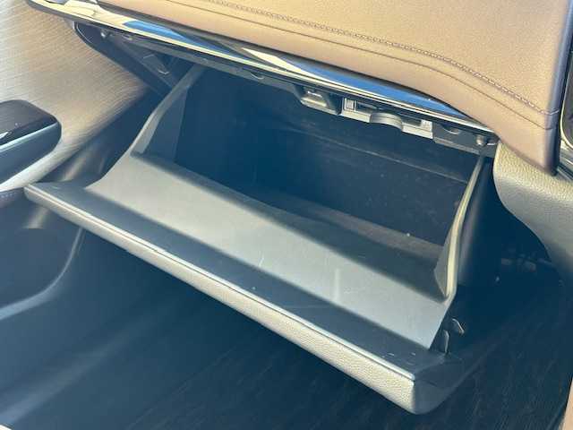 トヨタ クラウン ハイブリッド G 宮城県 2019(令1)年 5.6万km プレシャスガレナ 登録時走行距離55891km/純正8インチナビ/AM/FM/CD/DVD/Bluetooth/USB/フルセグTV/トヨタセーフティセンス/レーダークルーズコントロール/前後コーナーセンサー/アラウンドビューモニター/ビルトインETC/シートヒーター/ハンドルヒーター/電動リアシェード/前方ドライブレコーダー/純正フロアマット/全席パワーシート/LEDヘッドライト/フォグランプ/純正17インチアルミホイール/スマートキー/スペアキー