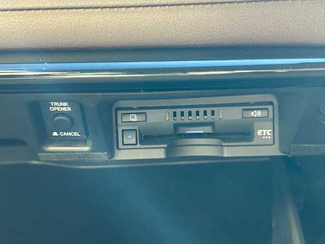 トヨタ クラウン ハイブリッド G 宮城県 2019(令1)年 5.6万km プレシャスガレナ 登録時走行距離55891km/純正8インチナビ/AM/FM/CD/DVD/Bluetooth/USB/フルセグTV/トヨタセーフティセンス/レーダークルーズコントロール/前後コーナーセンサー/アラウンドビューモニター/ビルトインETC/シートヒーター/ハンドルヒーター/電動リアシェード/前方ドライブレコーダー/純正フロアマット/全席パワーシート/LEDヘッドライト/フォグランプ/純正17インチアルミホイール/スマートキー/スペアキー