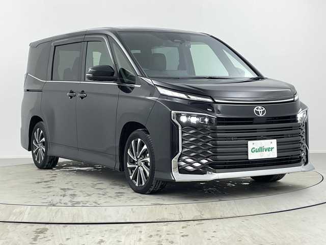 トヨタ ヴォクシー S－Z 熊本県 2023(令5)年 0.7万km グリッターブラックガラスフレーク ・10.5型ディスプレイオーディオプラス/・純正フリップダウンモニター/・全方位カメラ/・快適利便パッケージHi/・スマートキー/・DVD再生　フルセグTV/・ビルトインETC/・パワーバックドア/・シートヒーター/・ユニバーサルステップ/・前後ドライブレコーダー/・オートライト/・オートハイビーム/・LEDライト/・フォグライト/・ドアバイザー/・フロアマット/・純正１７インチアルミホイル