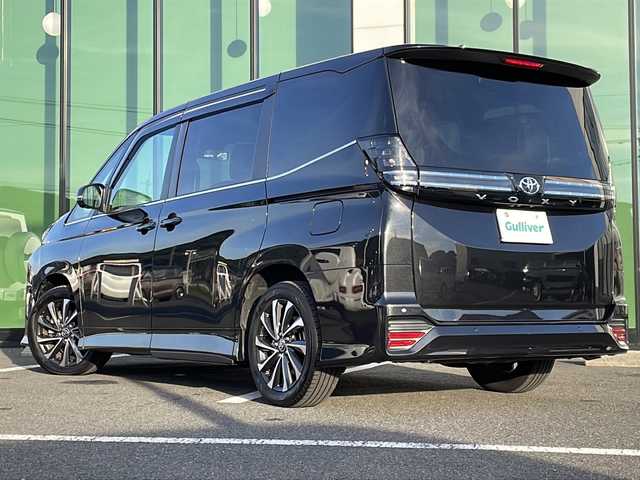 トヨタ ヴォクシー S－Z 福岡県 2023(令5)年 0.7万km グリッターブラックガラスフレーク ・10.5型ディスプレイオーディオプラス/・純正フリップダウンモニター/・全方位カメラ/・快適利便パッケージHi/・スマートキー/・DVD再生　フルセグTV/・ビルトインETC/・パワーバックドア/・シートヒーター/・ユニバーサルステップ/・前後ドライブレコーダー/・オートライト/・オートハイビーム/・LEDライト/・フォグライト/・ドアバイザー/・フロアマット/・純正１７インチアルミホイル