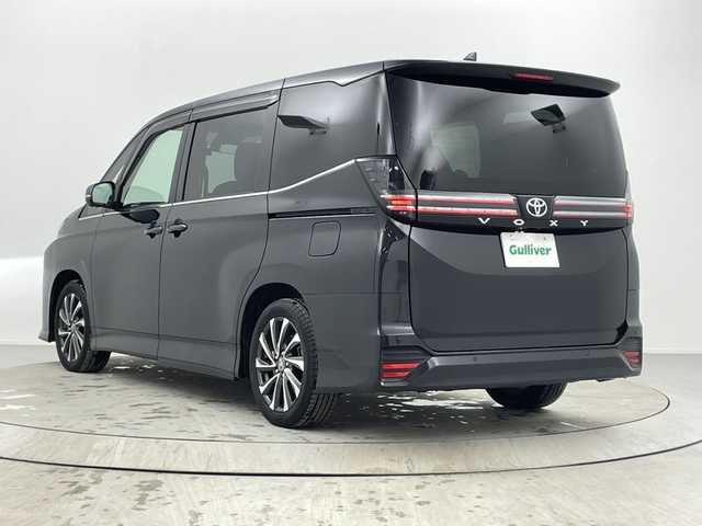 トヨタ ヴォクシー S－Z 熊本県 2023(令5)年 0.7万km グリッターブラックガラスフレーク ・10.5型ディスプレイオーディオプラス/・純正フリップダウンモニター/・全方位カメラ/・快適利便パッケージHi/・スマートキー/・DVD再生　フルセグTV/・ビルトインETC/・パワーバックドア/・シートヒーター/・ユニバーサルステップ/・前後ドライブレコーダー/・オートライト/・オートハイビーム/・LEDライト/・フォグライト/・ドアバイザー/・フロアマット/・純正１７インチアルミホイル