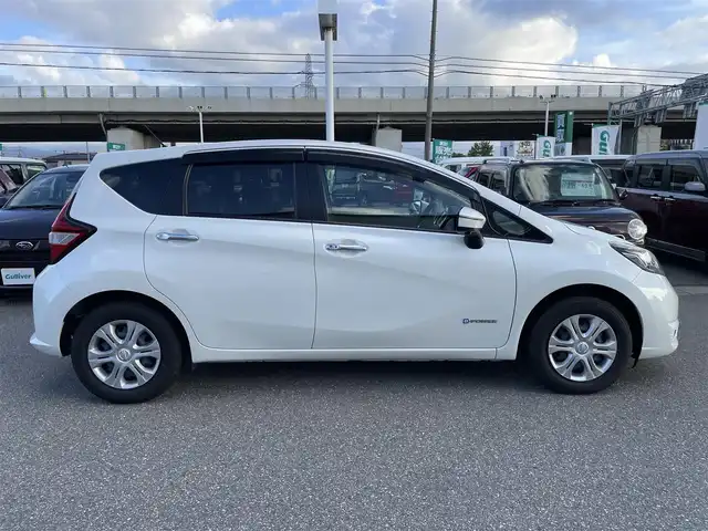日産 ノート e－パワー X 石川県 2017(平29)年 2.7万km パール 純正メモリーナビ/CD/DVD/フルセグTV/アラウンドビューモニター/LEDヘッドライト/ETC/ドライブレコーダー/インテリキー/プッシュスタート/電動ミラー/エマージェンシーブレーキ/オートエアコン