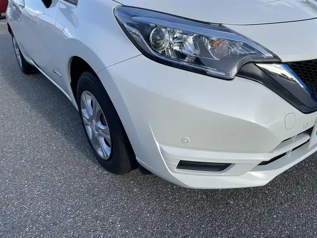 日産 ノート e－パワー X 石川県 2017(平29)年 2.7万km パール 純正メモリーナビ/CD/DVD/フルセグTV/アラウンドビューモニター/LEDヘッドライト/ETC/ドライブレコーダー/インテリキー/プッシュスタート/電動ミラー/エマージェンシーブレーキ/オートエアコン