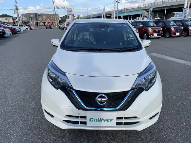 日産 ノート e－パワー X 石川県 2017(平29)年 2.7万km パール 純正メモリーナビ/CD/DVD/フルセグTV/アラウンドビューモニター/LEDヘッドライト/ETC/ドライブレコーダー/インテリキー/プッシュスタート/電動ミラー/エマージェンシーブレーキ/オートエアコン