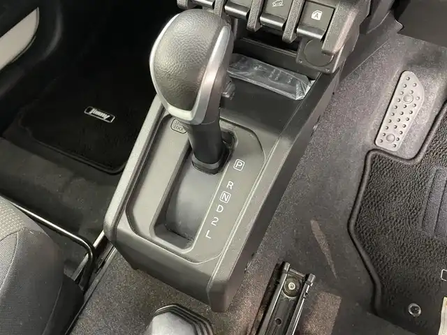 スズキ ジムニー XC 福井県 2023(令5)年 0.5万km ピュアホワイトP ターボ車/純正ディスプレイオーディオ/純正ＥＴＣ/デュアルセンサーブレーキ/純正１６インチアルミホイール/純正ＬＥＤヘッドライト/純正フロントフォグランプ/クルーズコントロール/シートヒーター