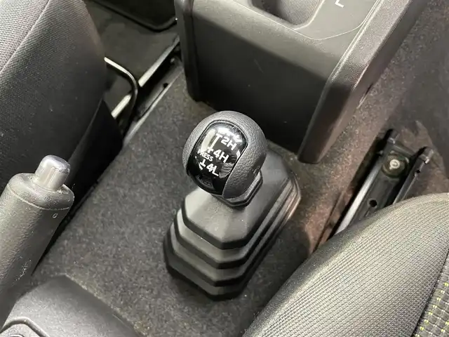スズキ ジムニー XC 福井県 2023(令5)年 0.5万km ピュアホワイトP ターボ車/純正ディスプレイオーディオ/純正ＥＴＣ/デュアルセンサーブレーキ/純正１６インチアルミホイール/純正ＬＥＤヘッドライト/純正フロントフォグランプ/クルーズコントロール/シートヒーター