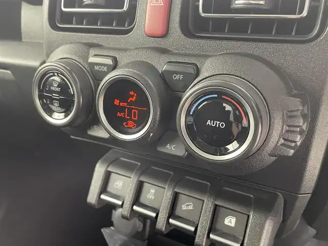 スズキ ジムニー XC 福井県 2023(令5)年 0.5万km ピュアホワイトP ターボ車/純正ディスプレイオーディオ/純正ＥＴＣ/デュアルセンサーブレーキ/純正１６インチアルミホイール/純正ＬＥＤヘッドライト/純正フロントフォグランプ/クルーズコントロール/シートヒーター