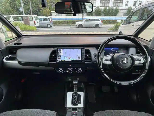 ホンダ フィット e:HEVホーム 兵庫県 2020(令2)年 9.8万km ライトブルー ・ワンオーナー/・純正9インチプレミアムインターナビ（VXU-205FTi）/・地デジ/CD/DVD/BT/USB/・バックカメラ/・ステアリングリモコン/・ハーフレザーシート/・ビルトインETC/・ドライブレコーダー（前後）/・オートLEDヘッドランプ/・アダプティブクルーズコントロール/・CMBS警告/・先行車発進お知らせ/・路外逸脱抑制制御/・レーンキープアシストシステム/・標識認識機能/・コーナーセンサー/・R3/4/5ディーラー点検記録簿/・取説/保証書/ナビ説後送