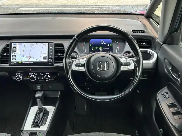 ホンダ フィット e:HEVホーム 兵庫県 2020(令2)年 9.8万km ライトブルー ・ワンオーナー/・純正9インチプレミアムインターナビ（VXU-205FTi）/・地デジ/CD/DVD/BT/USB/・バックカメラ/・ステアリングリモコン/・ハーフレザーシート/・ビルトインETC/・ドライブレコーダー（前後）/・オートLEDヘッドランプ/・アダプティブクルーズコントロール/・CMBS警告/・先行車発進お知らせ/・路外逸脱抑制制御/・レーンキープアシストシステム/・標識認識機能/・コーナーセンサー/・R3/4/5ディーラー点検記録簿/・取説/保証書/ナビ説後送
