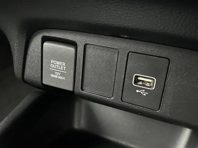 ホンダ フィット e:HEVホーム 兵庫県 2020(令2)年 9.8万km ライトブルー ・ワンオーナー/・純正9インチプレミアムインターナビ（VXU-205FTi）/・地デジ/CD/DVD/BT/USB/・バックカメラ/・ステアリングリモコン/・ハーフレザーシート/・ビルトインETC/・ドライブレコーダー（前後）/・オートLEDヘッドランプ/・アダプティブクルーズコントロール/・CMBS警告/・先行車発進お知らせ/・路外逸脱抑制制御/・レーンキープアシストシステム/・標識認識機能/・コーナーセンサー/・R3/4/5ディーラー点検記録簿/・取説/保証書/ナビ説後送
