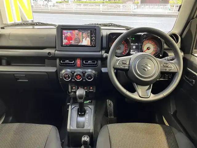 スズキ ジムニー ノマド FC 東京都 2025(令7)年 0.2万km ベージュⅡ 純正メモリナビ(CN-HE02WD)/（TV・Bluetooth・DVD・CD）/バックカメラ/セーフティサポート/・ディユアルカメラブレーキサポート/・誤発進抑制機能/・後退時ブレーキサポート/・後方誤発進抑制機能/・車線逸脱警告機能/・ふらつき警告機能/・先行車発進お知らせ機能/・ハイビームアシスト/・アダクティブクルーズコントロール/・標識認識機能/ワンオーナー /プッシュスタート/アイドリングストップ/フロアマット/シートヒーター /LEDヘッドライト　・フォグランプ/電動格納ミラー/保証書・取扱説明書・スペアキー