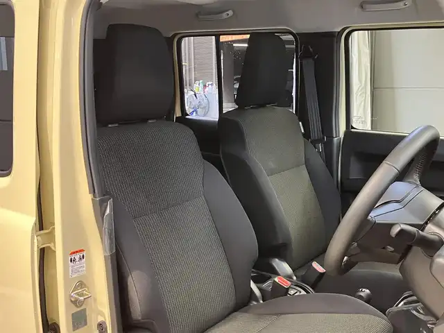 スズキ ジムニー ノマド FC 東京都 2025(令7)年 0.2万km ベージュⅡ 純正メモリナビ(CN-HE02WD)/（TV・Bluetooth・DVD・CD）/バックカメラ/セーフティサポート/・ディユアルカメラブレーキサポート/・誤発進抑制機能/・後退時ブレーキサポート/・後方誤発進抑制機能/・車線逸脱警告機能/・ふらつき警告機能/・先行車発進お知らせ機能/・ハイビームアシスト/・アダクティブクルーズコントロール/・標識認識機能/ワンオーナー /プッシュスタート/アイドリングストップ/フロアマット/シートヒーター /LEDヘッドライト　・フォグランプ/電動格納ミラー/保証書・取扱説明書・スペアキー