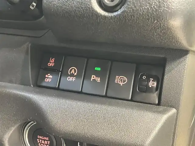 スズキ ジムニー ノマド FC 東京都 2025(令7)年 0.2万km ベージュⅡ 純正メモリナビ(CN-HE02WD)/（TV・Bluetooth・DVD・CD）/バックカメラ/セーフティサポート/・ディユアルカメラブレーキサポート/・誤発進抑制機能/・後退時ブレーキサポート/・後方誤発進抑制機能/・車線逸脱警告機能/・ふらつき警告機能/・先行車発進お知らせ機能/・ハイビームアシスト/・アダクティブクルーズコントロール/・標識認識機能/ワンオーナー /プッシュスタート/アイドリングストップ/フロアマット/シートヒーター /LEDヘッドライト　・フォグランプ/電動格納ミラー/保証書・取扱説明書・スペアキー