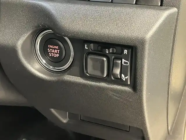 スズキ ジムニー ノマド FC 東京都 2025(令7)年 0.2万km ベージュⅡ 純正メモリナビ(CN-HE02WD)/（TV・Bluetooth・DVD・CD）/バックカメラ/セーフティサポート/・ディユアルカメラブレーキサポート/・誤発進抑制機能/・後退時ブレーキサポート/・後方誤発進抑制機能/・車線逸脱警告機能/・ふらつき警告機能/・先行車発進お知らせ機能/・ハイビームアシスト/・アダクティブクルーズコントロール/・標識認識機能/ワンオーナー /プッシュスタート/アイドリングストップ/フロアマット/シートヒーター /LEDヘッドライト　・フォグランプ/電動格納ミラー/保証書・取扱説明書・スペアキー