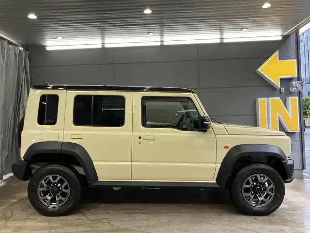 スズキ ジムニー ノマド FC 東京都 2025(令7)年 0.2万km ベージュⅡ 純正メモリナビ(CN-HE02WD)/（TV・Bluetooth・DVD・CD）/バックカメラ/セーフティサポート/・ディユアルカメラブレーキサポート/・誤発進抑制機能/・後退時ブレーキサポート/・後方誤発進抑制機能/・車線逸脱警告機能/・ふらつき警告機能/・先行車発進お知らせ機能/・ハイビームアシスト/・アダクティブクルーズコントロール/・標識認識機能/ワンオーナー /プッシュスタート/アイドリングストップ/フロアマット/シートヒーター /LEDヘッドライト　・フォグランプ/電動格納ミラー/保証書・取扱説明書・スペアキー