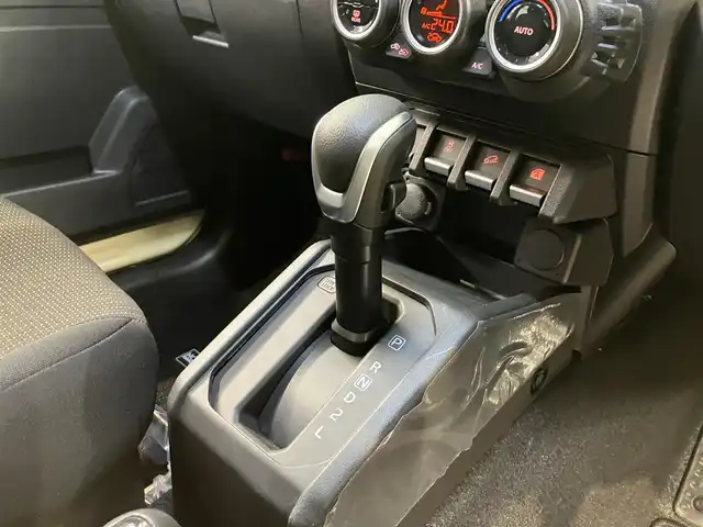 スズキ ジムニー ノマド FC 東京都 2025(令7)年 0.2万km ベージュⅡ 純正メモリナビ(CN-HE02WD)/（TV・Bluetooth・DVD・CD）/バックカメラ/セーフティサポート/・ディユアルカメラブレーキサポート/・誤発進抑制機能/・後退時ブレーキサポート/・後方誤発進抑制機能/・車線逸脱警告機能/・ふらつき警告機能/・先行車発進お知らせ機能/・ハイビームアシスト/・アダクティブクルーズコントロール/・標識認識機能/ワンオーナー /プッシュスタート/アイドリングストップ/フロアマット/シートヒーター /LEDヘッドライト　・フォグランプ/電動格納ミラー/保証書・取扱説明書・スペアキー