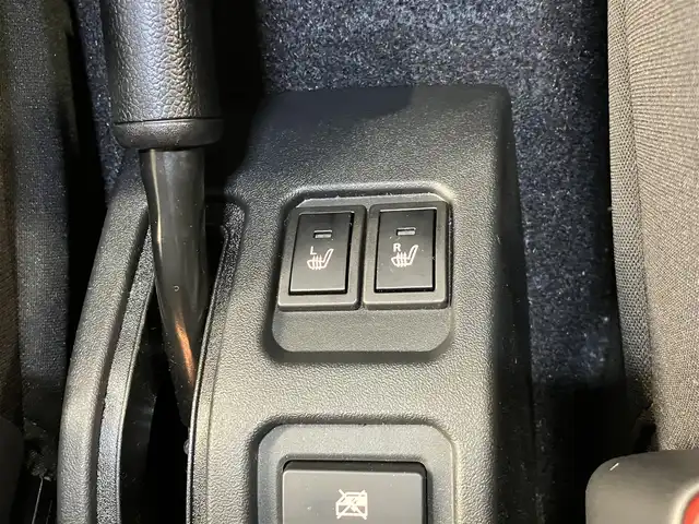 スズキ ジムニー ノマド FC 東京都 2025(令7)年 0.2万km ベージュⅡ 純正メモリナビ(CN-HE02WD)/（TV・Bluetooth・DVD・CD）/バックカメラ/セーフティサポート/・ディユアルカメラブレーキサポート/・誤発進抑制機能/・後退時ブレーキサポート/・後方誤発進抑制機能/・車線逸脱警告機能/・ふらつき警告機能/・先行車発進お知らせ機能/・ハイビームアシスト/・アダクティブクルーズコントロール/・標識認識機能/ワンオーナー /プッシュスタート/アイドリングストップ/フロアマット/シートヒーター /LEDヘッドライト　・フォグランプ/電動格納ミラー/保証書・取扱説明書・スペアキー